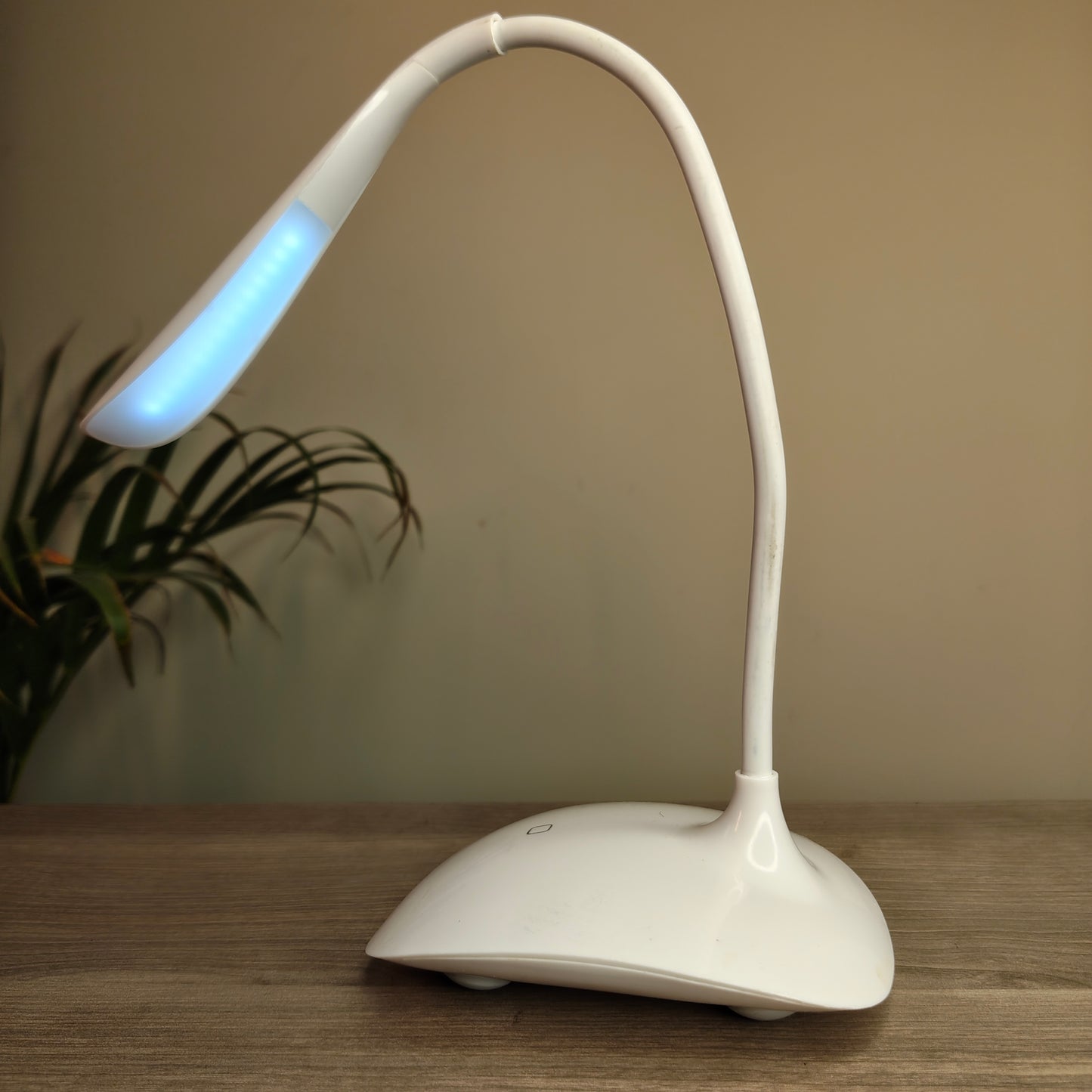 FASHION WIND LED DESK LIGHT (Refurbished)