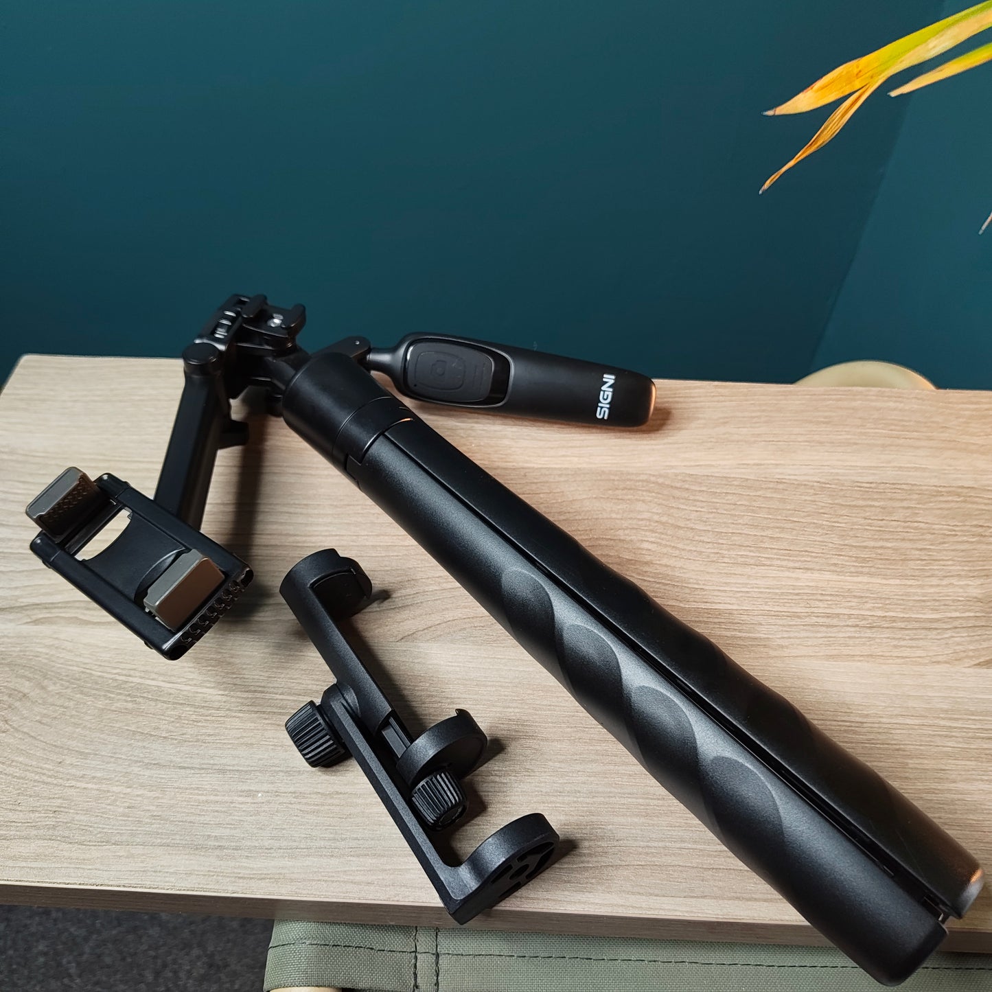 Skyvik Signipod tripod and selfie stick combo (Refurbished)